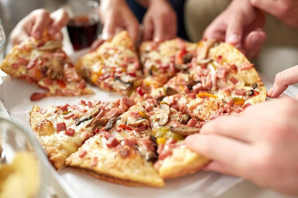 Közelkép a kezébe véve pizza szelet — Stock Fotó