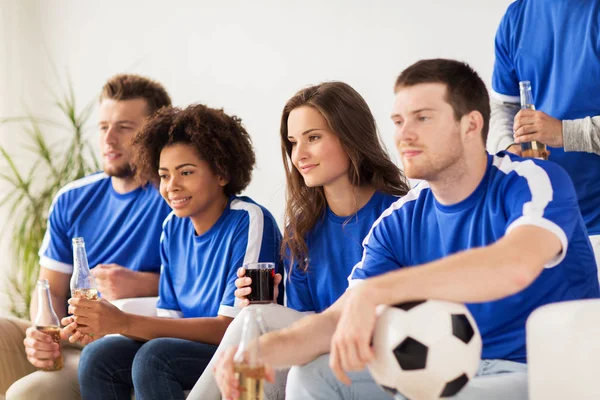 Freunde oder Fußballfans, die zu Hause Fußball schauen — Stockfoto
