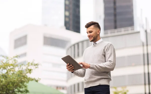 Homem feliz com computador tablet pc na cidade — Fotografia de Stock