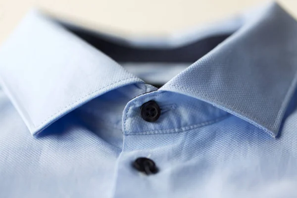 Κοντινό πλάνο του μπλε πουκάμισο λαιμόκοψη — Φωτογραφία Αρχείου
