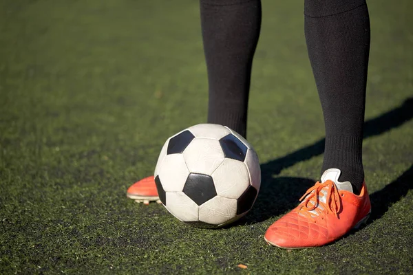 Soccer player playing with ball on football field — Stock Photo, Image