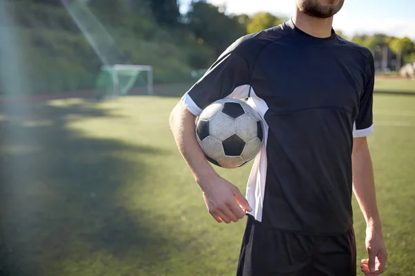 Крупним планом футболіст з футболом на полі — стокове фото