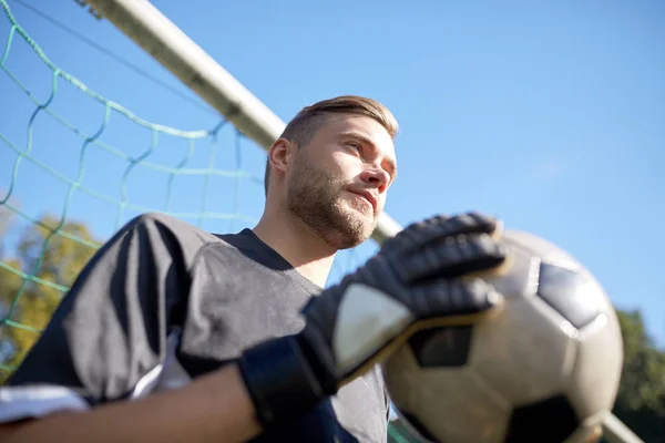 Portero con pelota en el gol de fútbol en el campo — Foto de Stock