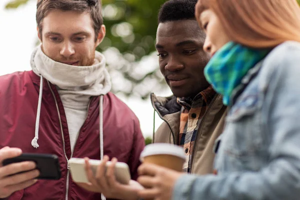 Glada vänner med smartphone och kaffe utomhus — Stockfoto