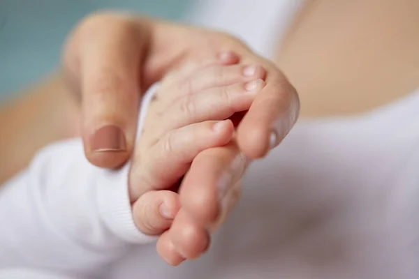 Tett inntil hendene til mor og nyfødte – stockfoto