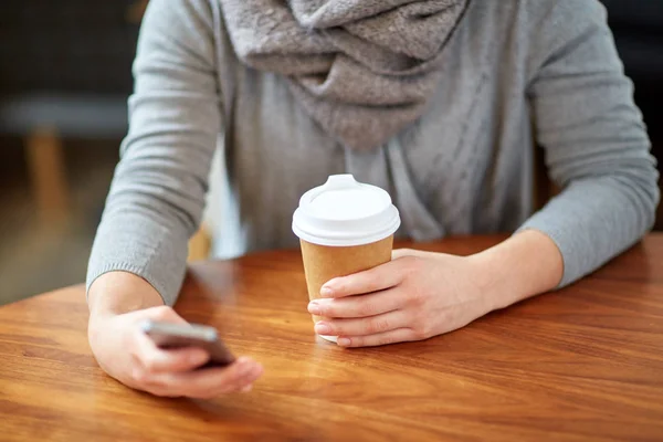 Close up of woman with smartphone and coffee — Stock Photo, Image