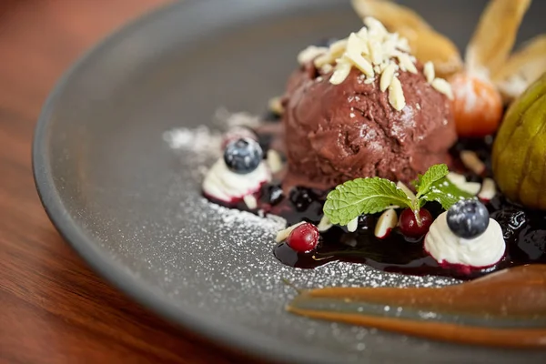 Close up van chocolade-ijs dessert op bord — Stockfoto