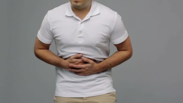 Hombre infeliz que sufre de dolor de estómago — Vídeos de Stock