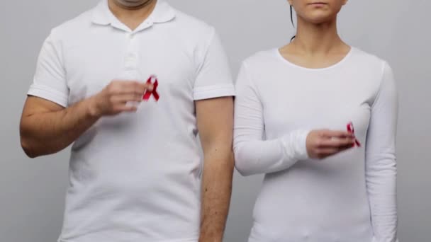 Muž a žena v tričku s červenými zvyšování karet — Stock video