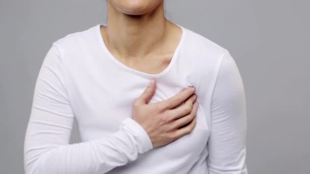 Женщина страдает от боли в сердце — стоковое видео
