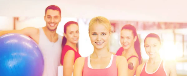 Mujer parada frente al grupo en el gimnasio — Foto de Stock