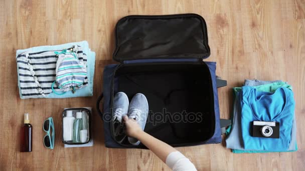 Manos embalaje bolsa de viaje con cosas personales — Vídeo de stock