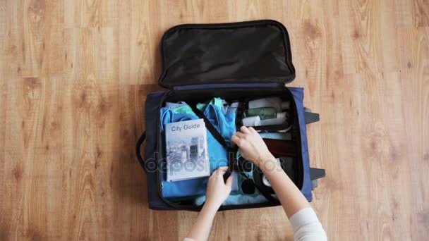 Manos embalaje bolsa de viaje con cosas personales — Vídeos de Stock