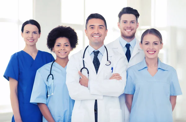 Skupina happy lékařů v nemocnici — Stock fotografie