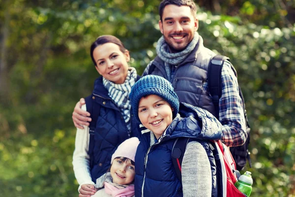 Familia feliz con mochilas senderismo — Foto de Stock