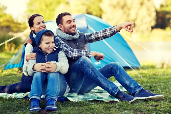 幸福的家庭，与在营地的帐篷 — 图库照片