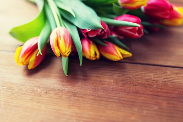 Nahaufnahme von Tulpenblumen auf Holztisch — Stockfoto