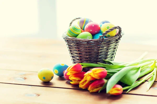 复活节彩蛋在篮子里的花朵的特写 — 图库照片