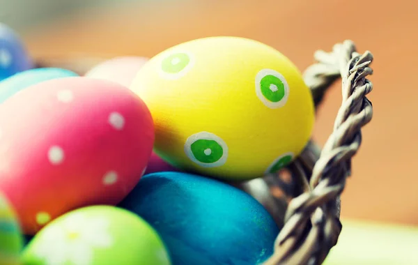 Close-up de ovos de páscoa coloridos na cesta — Fotografia de Stock