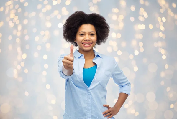 Felice donna afro-americana mostrando pollici in su — Foto Stock