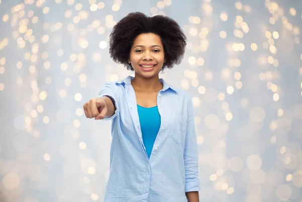 Gelukkig Afrikaanse vrouw wijzende vinger aan u — Stockfoto