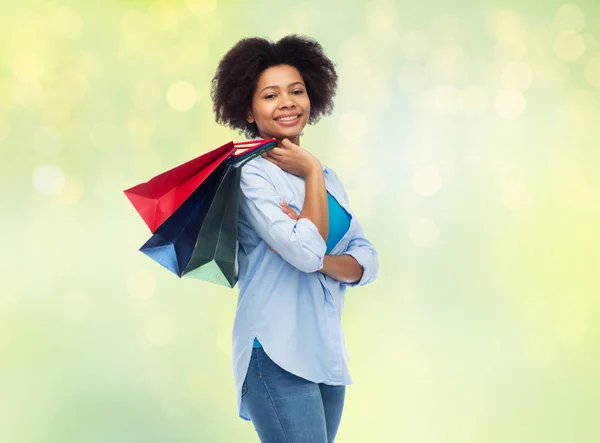 Sorrindo afro-americano mulher com sacos de compras — Fotografia de Stock