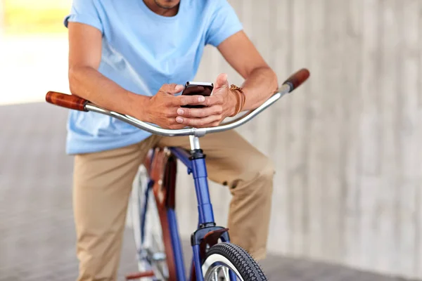 Bliska człowieka ze smartfonem i rower na ulicy — Zdjęcie stockowe