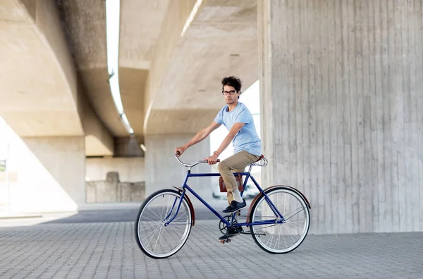 Hombre joven hipster montar bicicleta de engranaje fijo — Foto de Stock