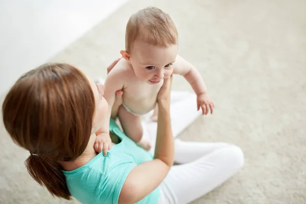 Feliz jovem mãe com bebê em casa — Fotografia de Stock