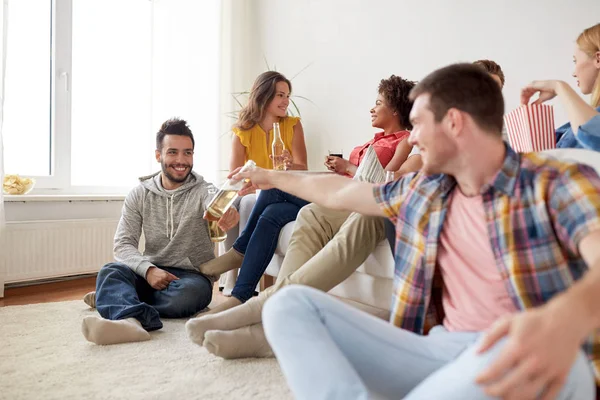 Grupa przyjaciół happy z napojami, rozmowa w domu — Zdjęcie stockowe