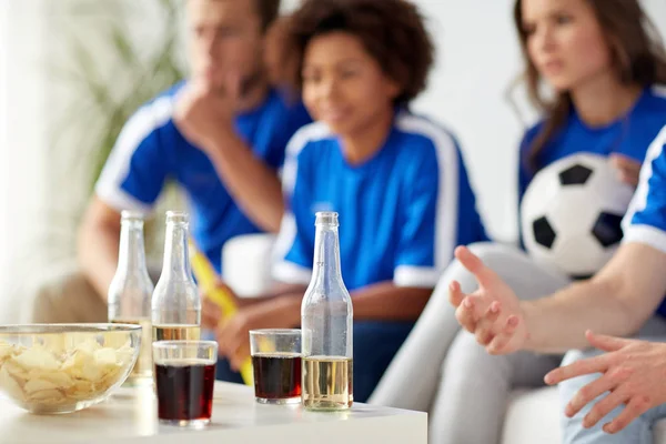 Tifosi di calcio con bevande e patatine fritte a casa — Foto Stock