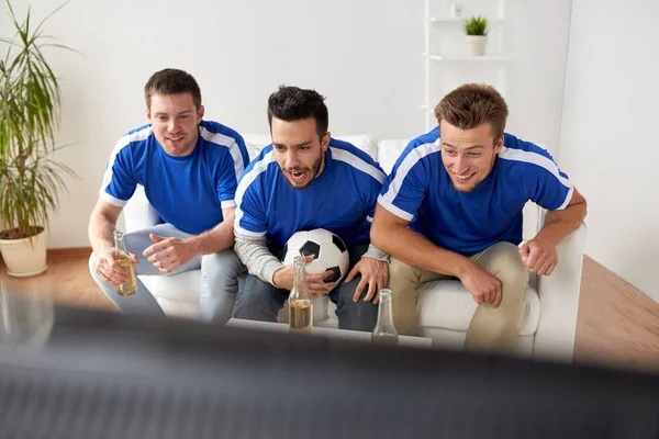 Amigos o aficionados al fútbol viendo fútbol en casa — Foto de Stock