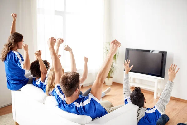 Vrienden of tv kijken thuis van de ventilators van de voetbal — Stockfoto