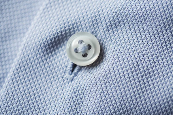 Primer plano del botón de camisa azul —  Fotos de Stock