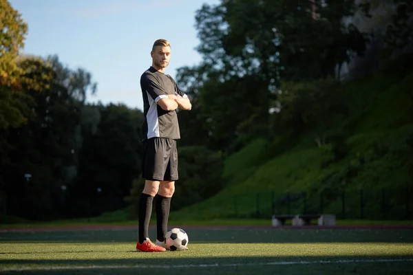 Fotbalový hráč s míčem na fotbalové hřiště — Stock fotografie