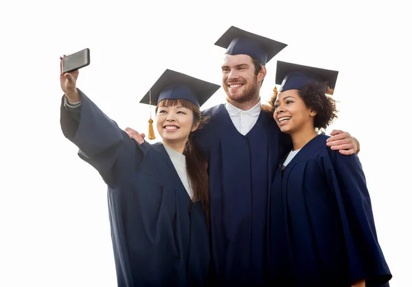 Étudiants ou célibataires prenant selfie par smartphone — Photo