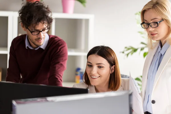 Equipo creativo feliz con el ordenador en la oficina —  Fotos de Stock