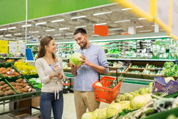 Casal com comida cesta compras no supermercado — Fotografia de Stock