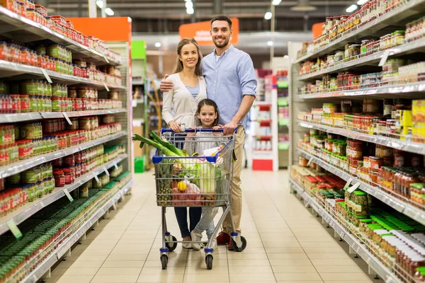 Familie mit Lebensmitteln im Einkaufswagen im Lebensmittelgeschäft — Stockfoto