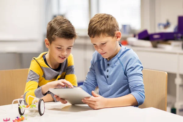 Kinderen met tablet pc programmering op robotica school — Stockfoto