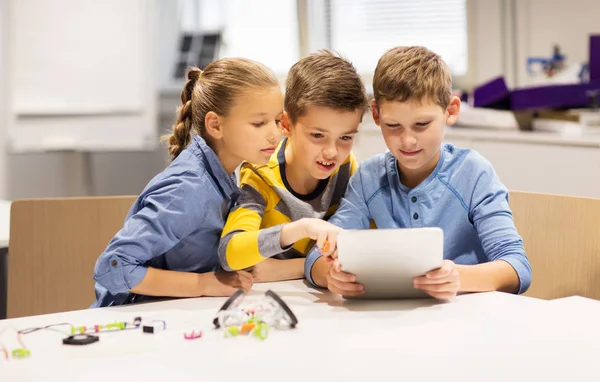 Дети с планшетным ПК в школе робототехники — стоковое фото