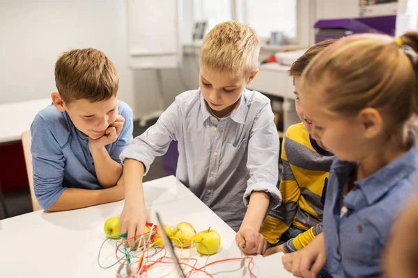 Crianças com kit de invenção na escola de robótica — Fotografia de Stock