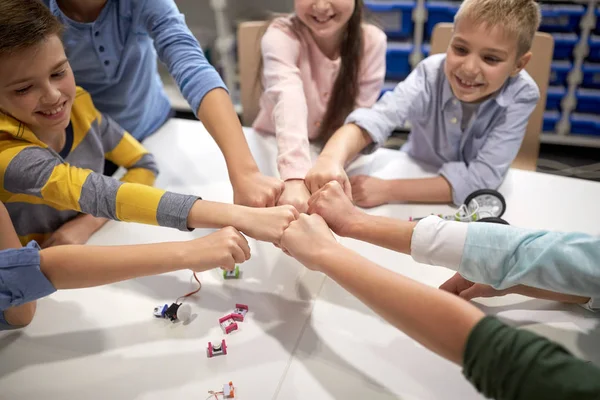 Enfants heureux faisant poing bosse à l'école de robotique — Photo