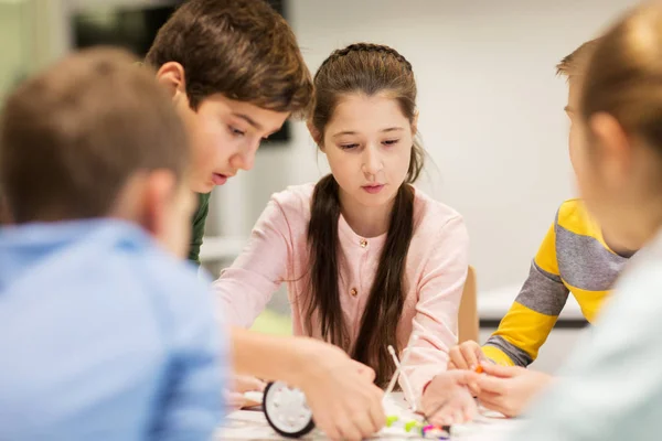 Enfants heureux construisant des robots à l'école de robotique — Photo