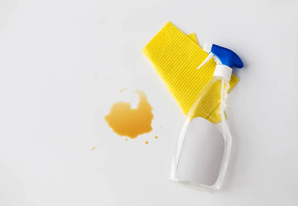 Limpeza de pano, spray de detergente e mancha derramada — Fotografia de Stock