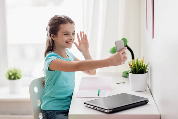 Chica feliz con teléfono inteligente tomar selfie en casa —  Fotos de Stock