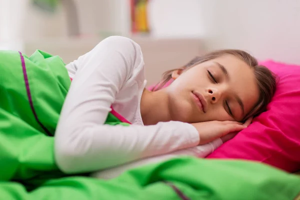 Mädchen schläft in ihrem Bett zu Hause — Stockfoto