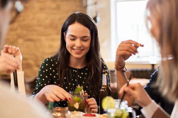 Boldog meg evés és ivás bárban vagy kávézóban — Stock Fotó