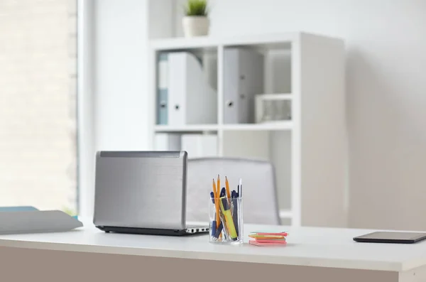 Ноутбук с ручкой и наклейками на рабочем столе — стоковое фото