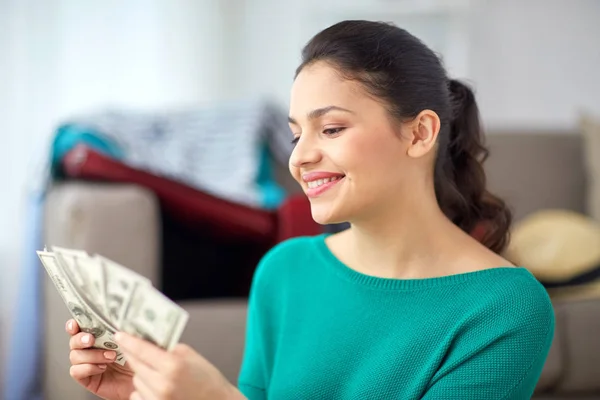 Mujer feliz con dinero planeando su viaje en casa — Foto de Stock